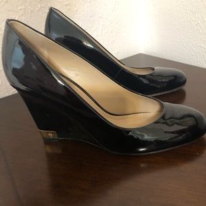TORY BURCH Black Patent Leather ASTORIA 90mm wedge Sz 7